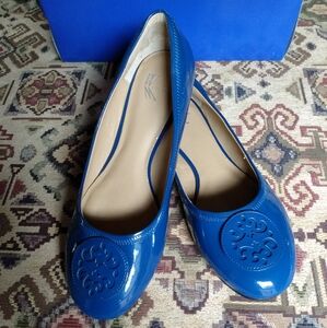 White Mountain Glossy Cecilia Flats with Cutout Medallion Detail